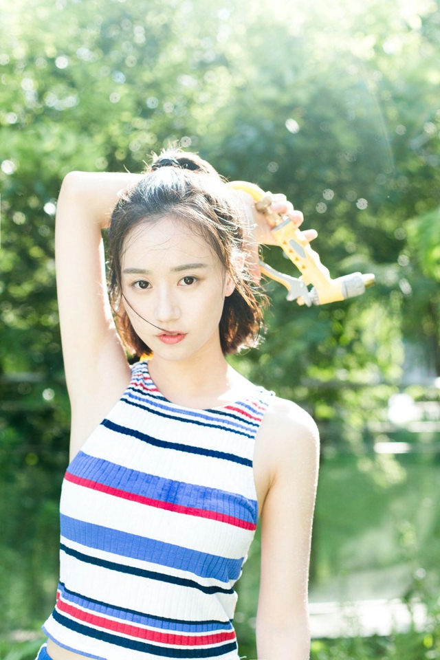 清凉夏日俏皮可爱女神