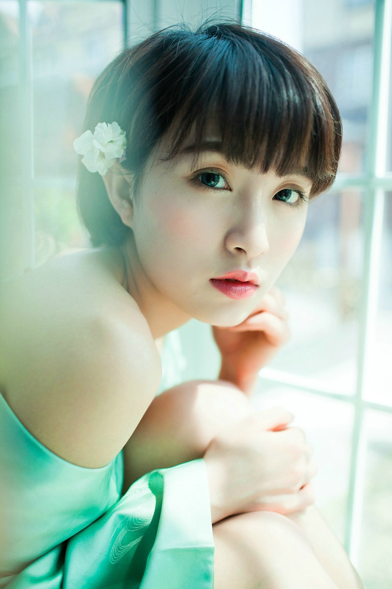 清新短发美女居家小露香肩性感迷人