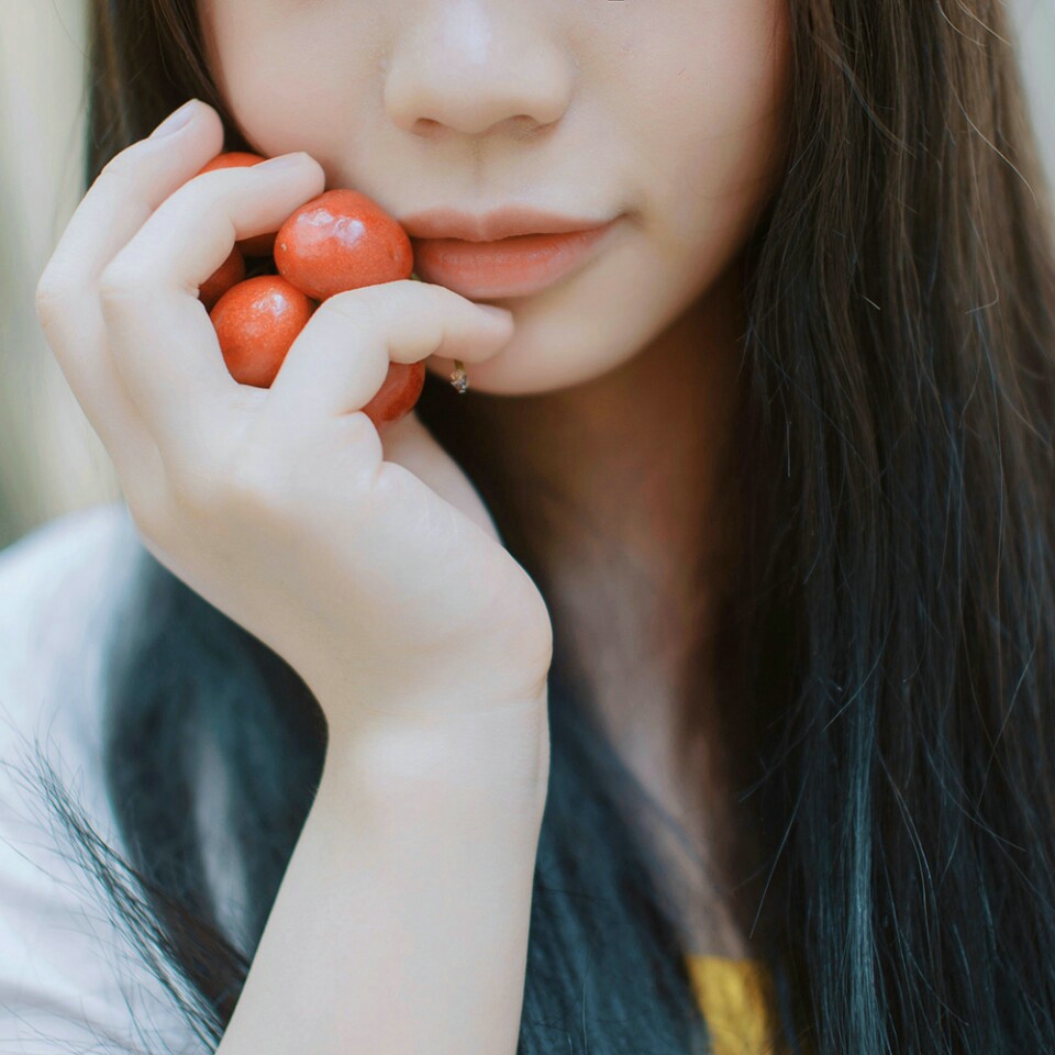 齐刘海樱桃少女清新户外纯真迷人