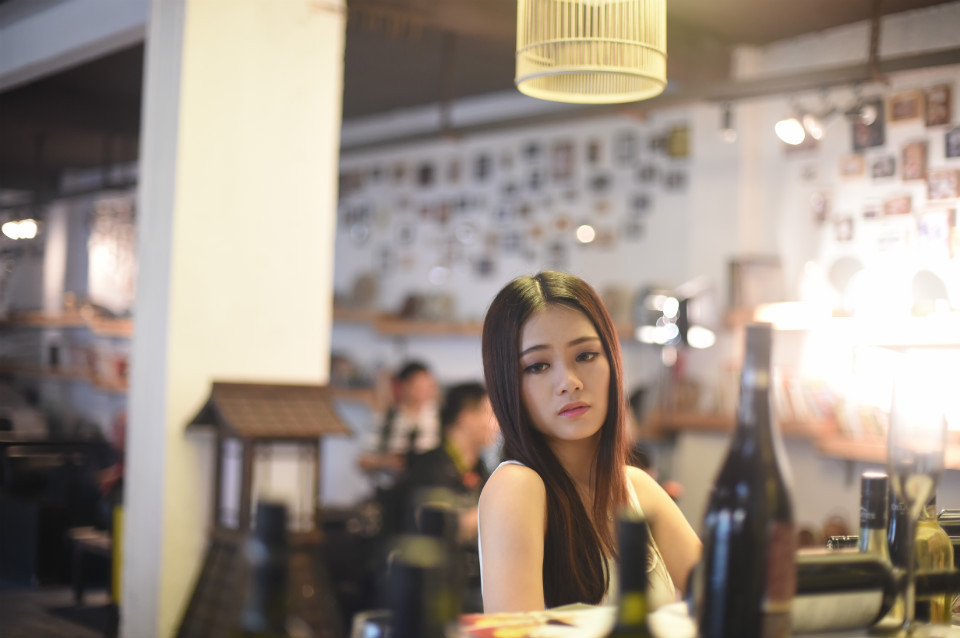 美得令人心醉的酒吧女孩