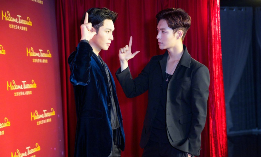 张艺兴出席北京杜莎夫人蜡像馆揭幕会