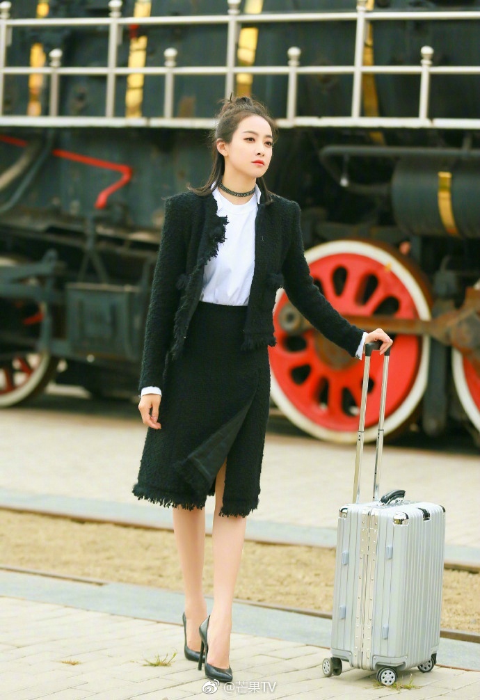 宋茜最新封面曝光 精灵美少女演绎浪漫夏日风