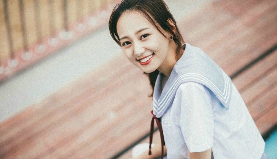 马尾姑娘笑脸灿烂动人校园青春写真