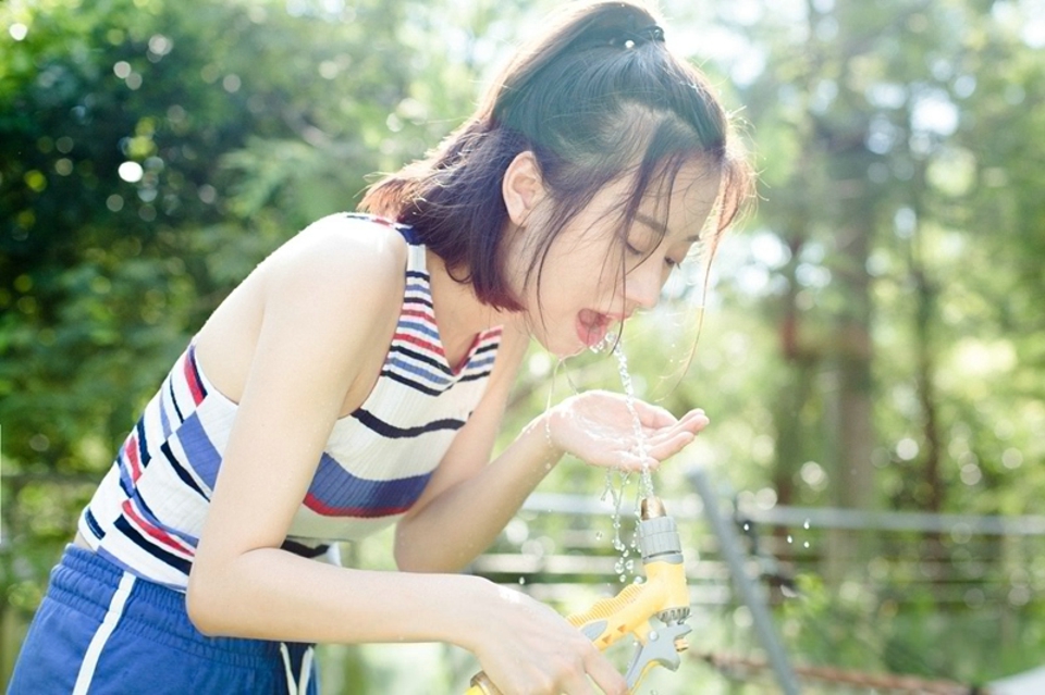 清凉夏日俏皮可爱女神