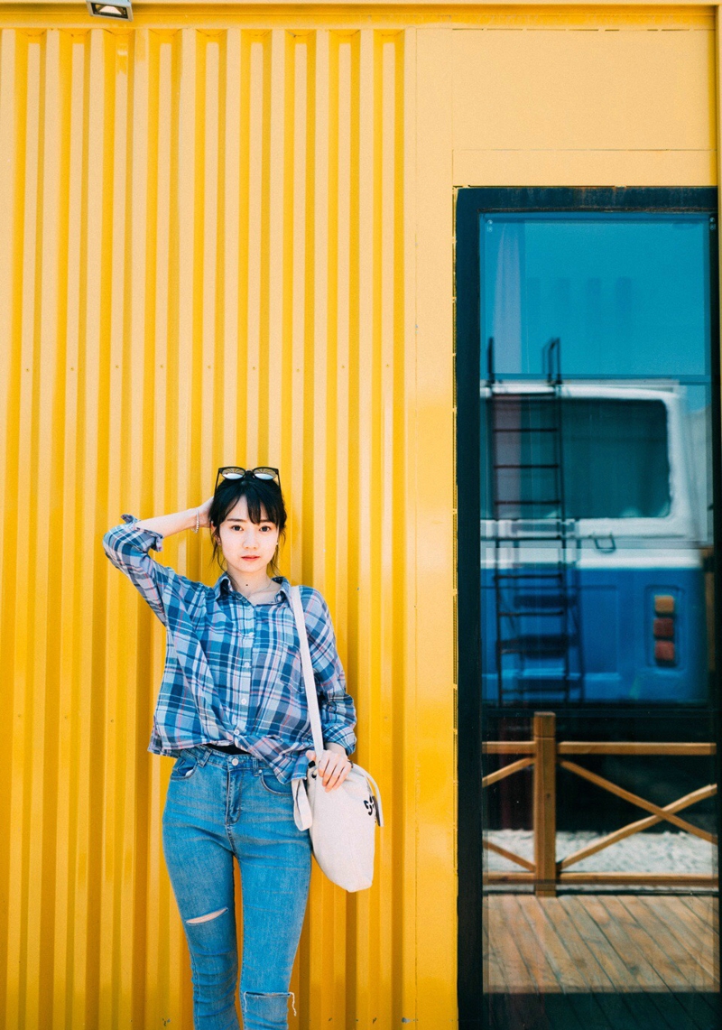 烈日下的墨镜格子衬衫美女清爽迷人