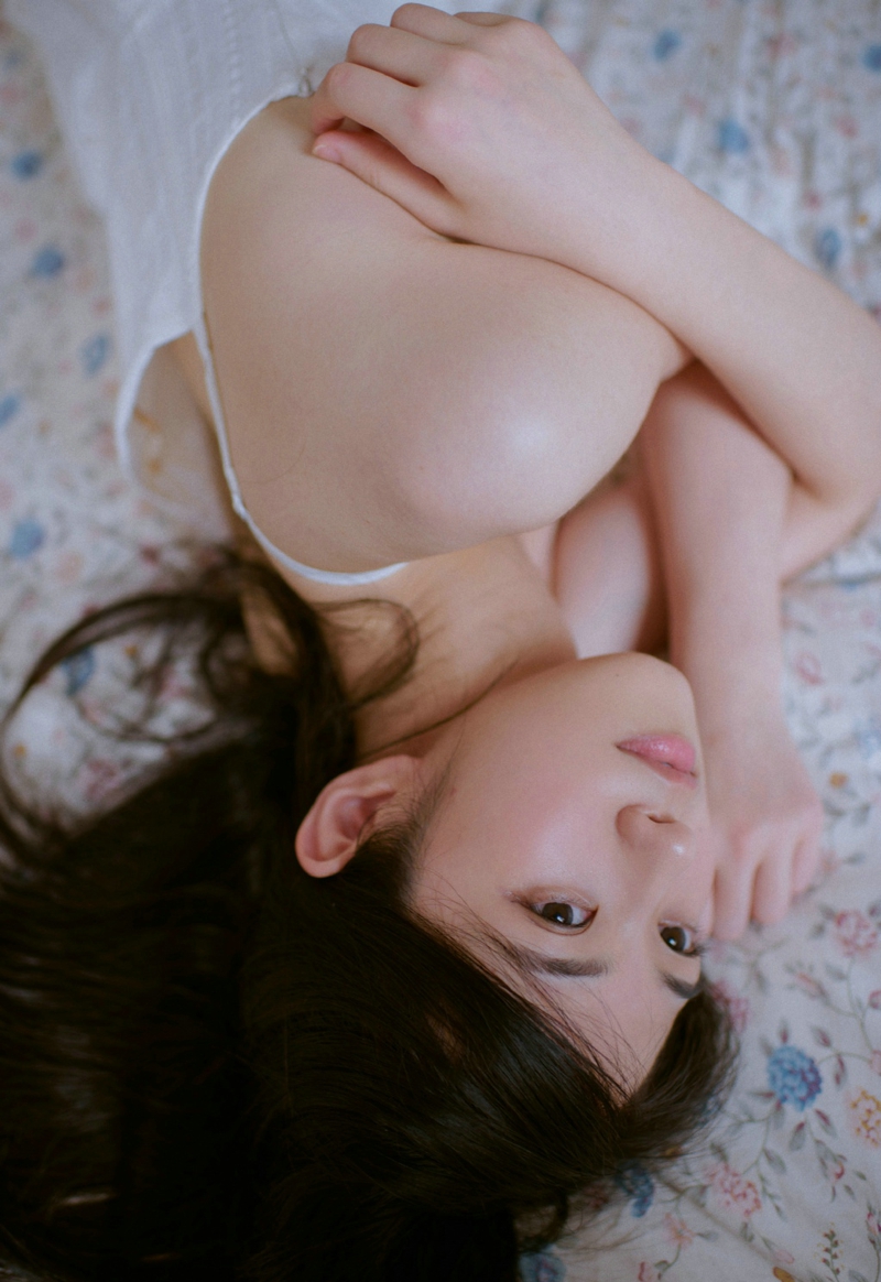 复古私房内的红酒女神漂亮脸蛋