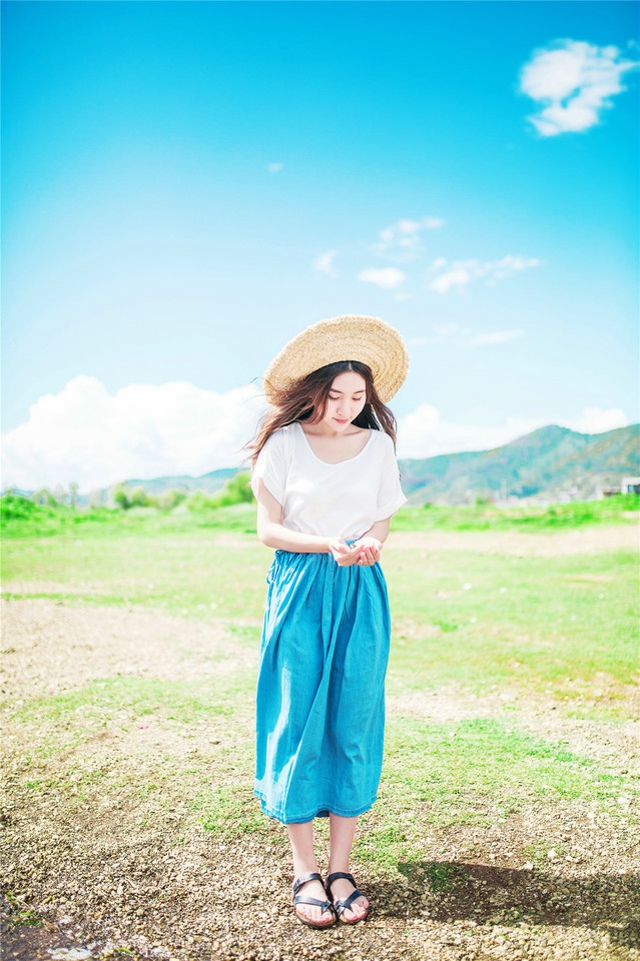 阳光下草帽美女海边风吹唯美写真