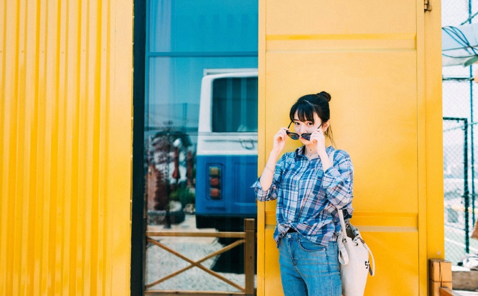 烈日下的墨镜格子衬衫美女清爽迷人