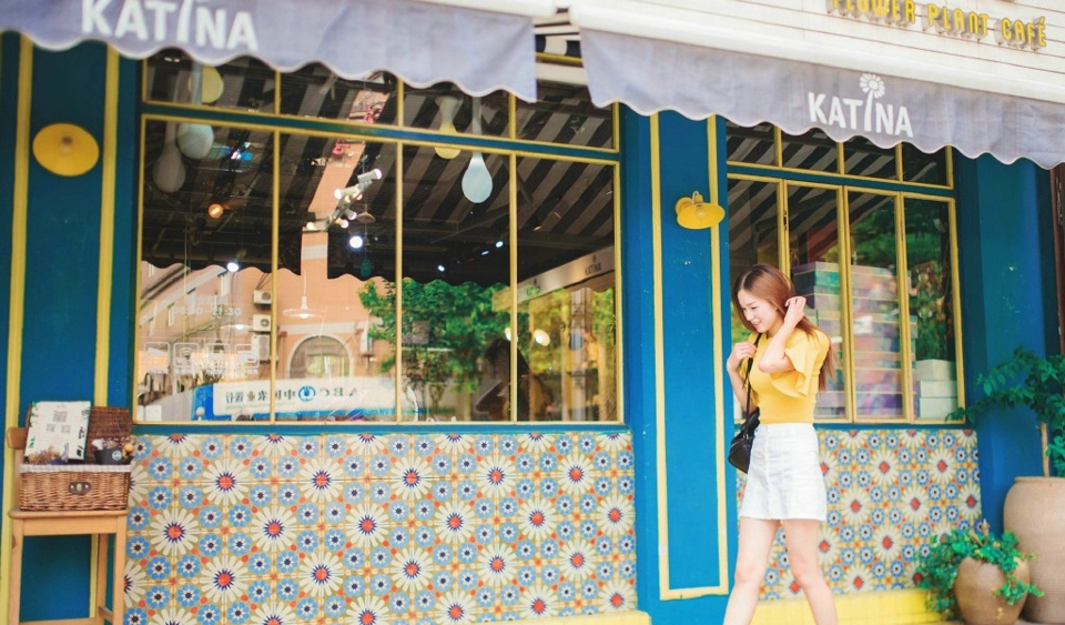 甜美日系美女卷发精致五官清新怡人