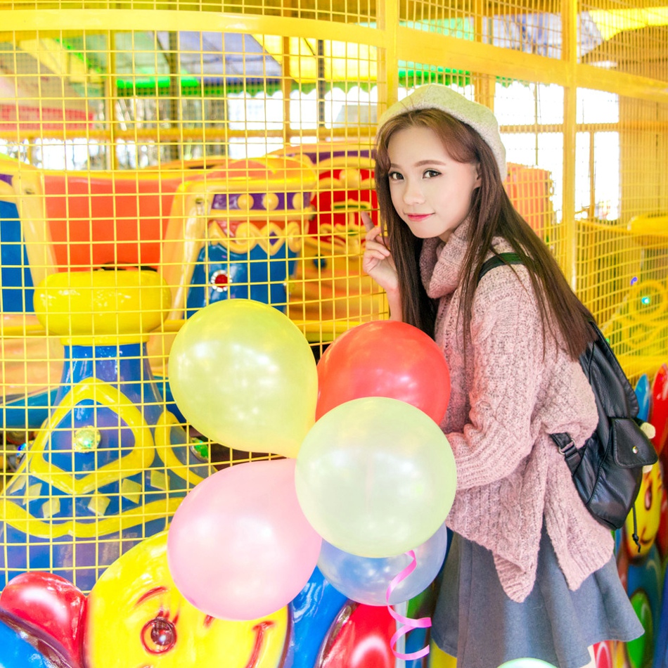 清凉夏日麻花辫少女面若桃花大口吃瓜