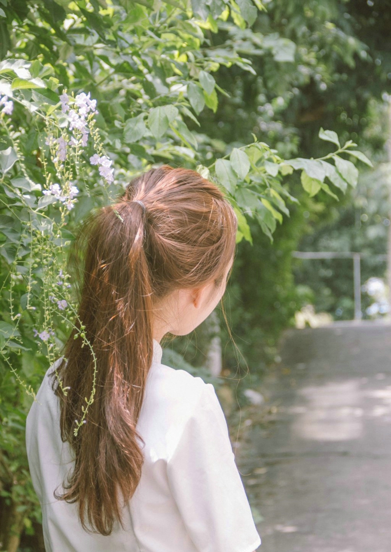 马尾姑娘笑脸灿烂动人校园青春写真