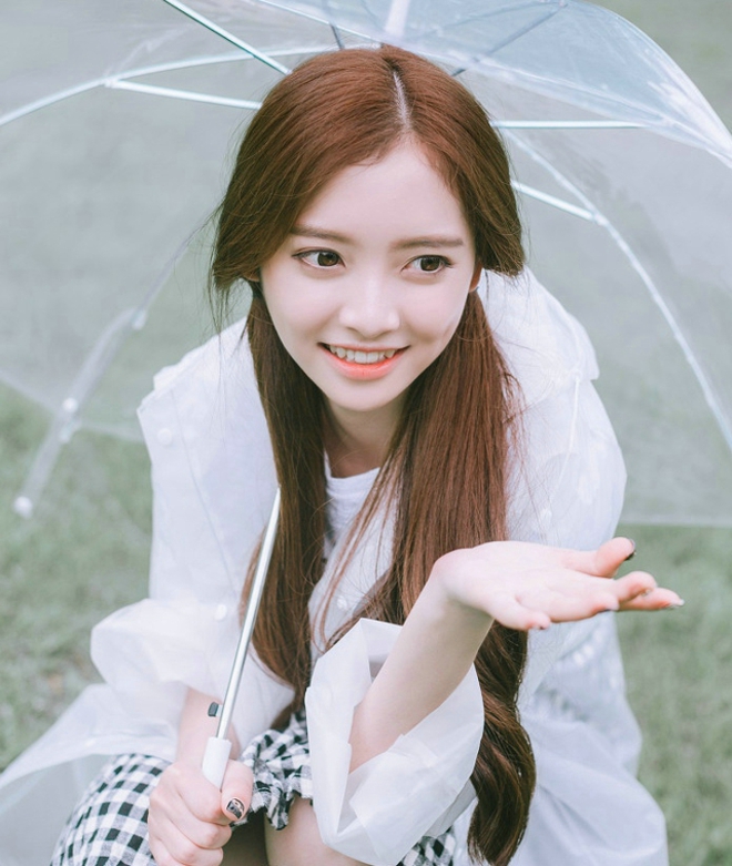 雨天俏丽女生户外优雅甜美迷人唯美写真