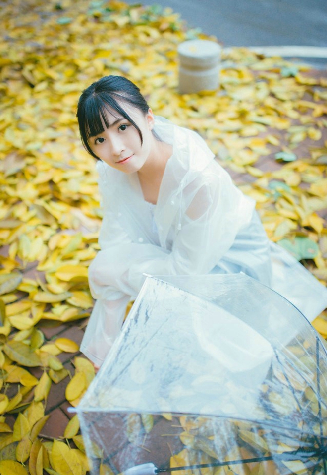 可爱气质清纯白净雨天美女写真