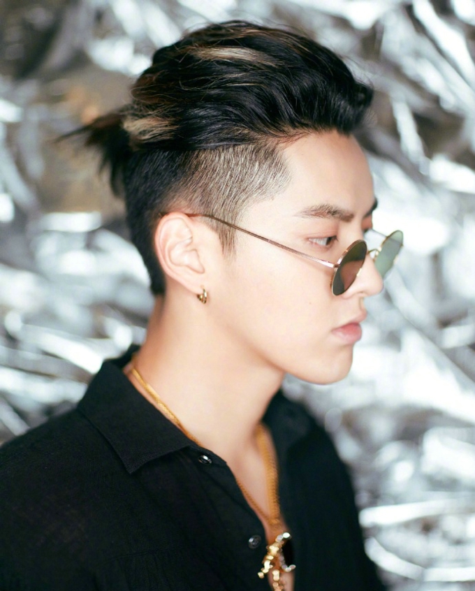 吴亦凡的凝视电眼十足美图写真