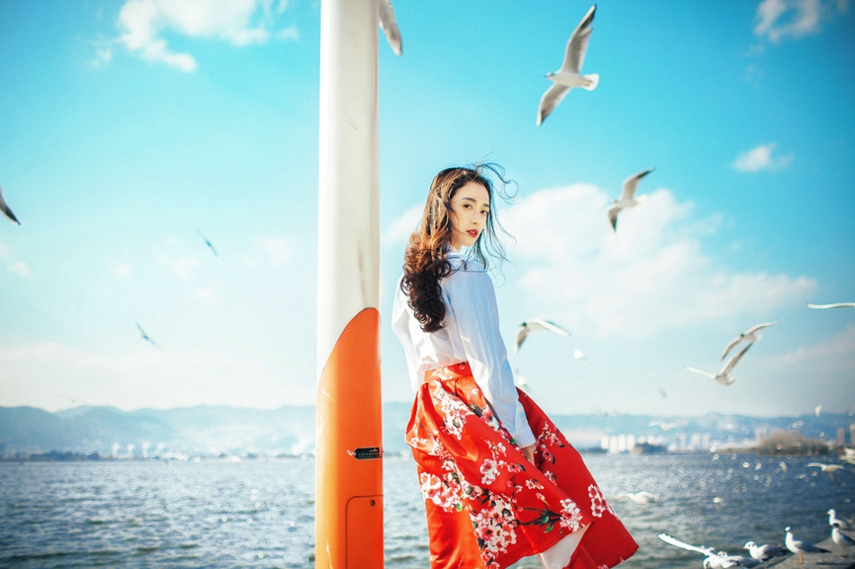 海边文艺美女自然随性鲜艳碎花裙飘逸迷人