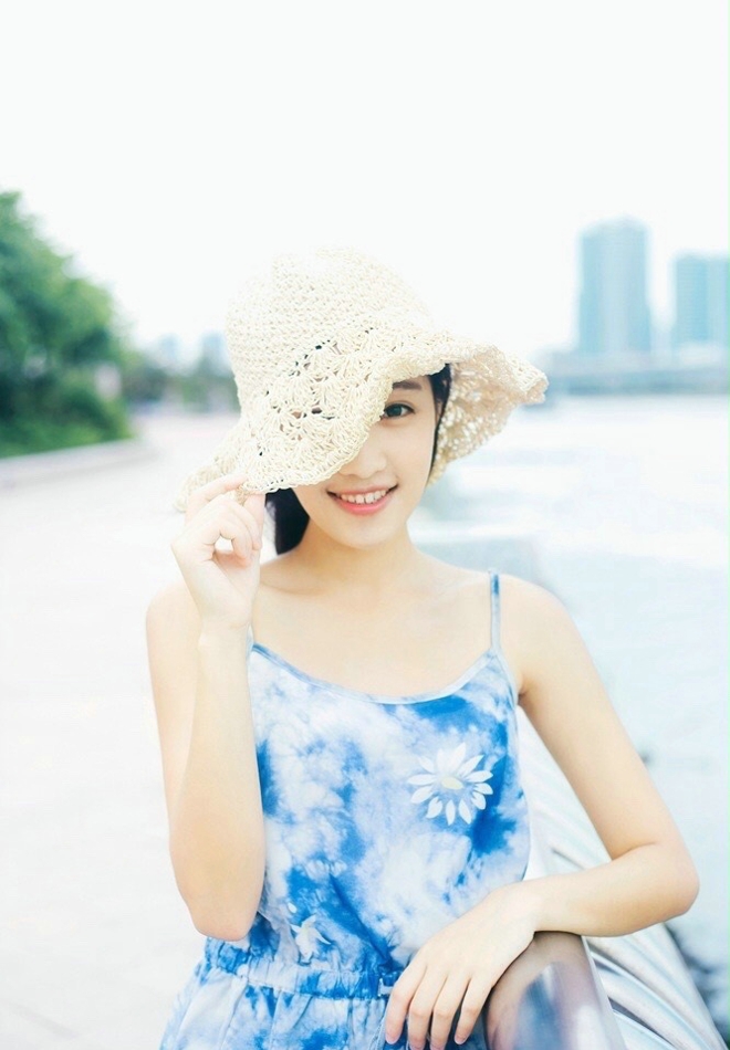 碎花长裙麻花辫草帽美女清新怡人写真套图