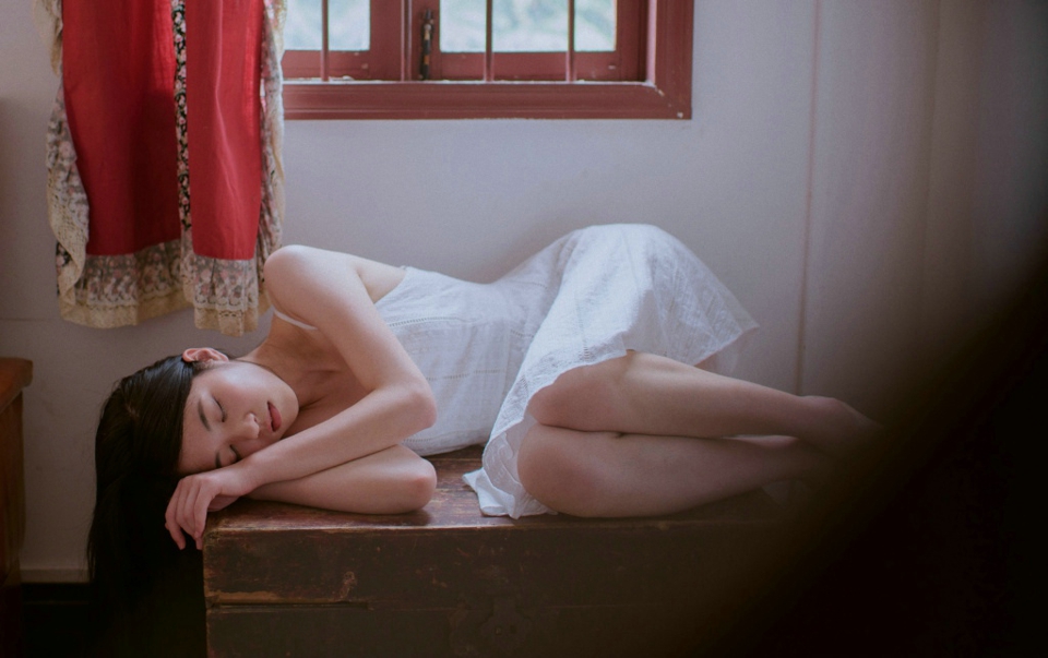 复古私房内的红酒女神漂亮脸蛋