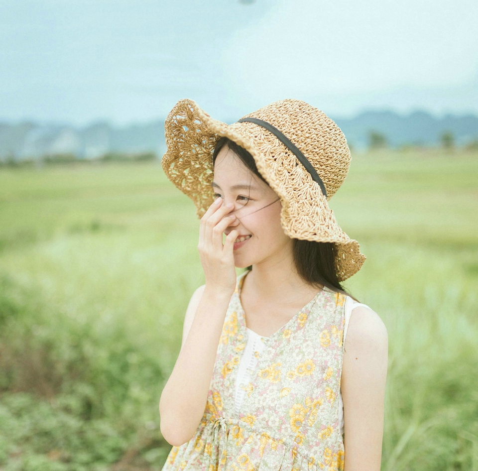 田野中的清爽少女甜美笑容清新怡人