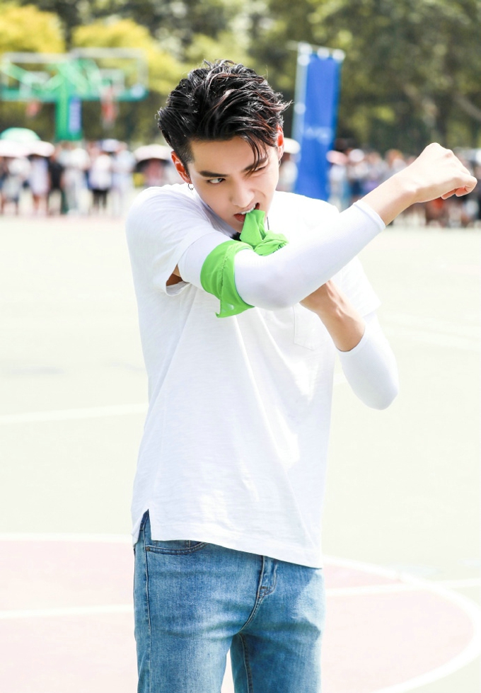 吴亦凡登杂志封面彰显无限的青春和活力