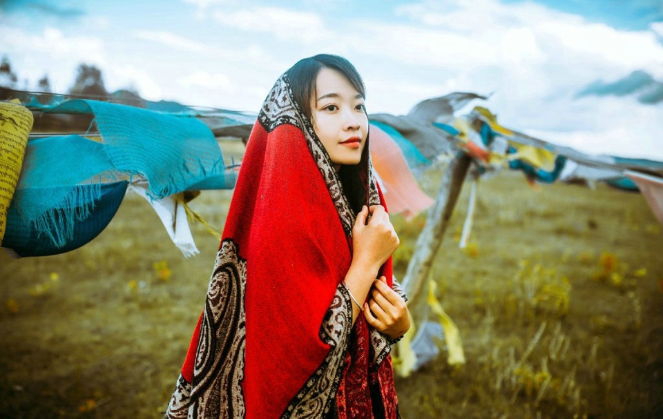 柔美姑娘旅拍民族风披肩明媚动人写真