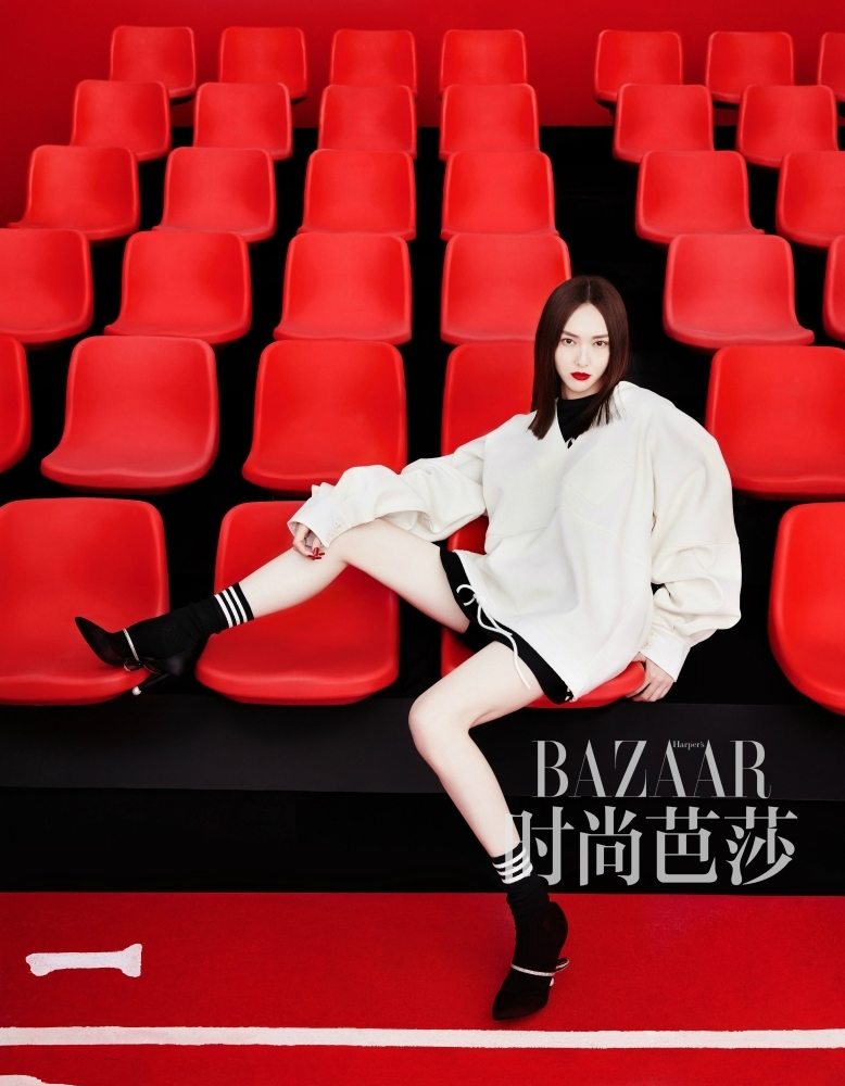 唐嫣妩媚现身纽约时装周 复古红装浪漫时髦