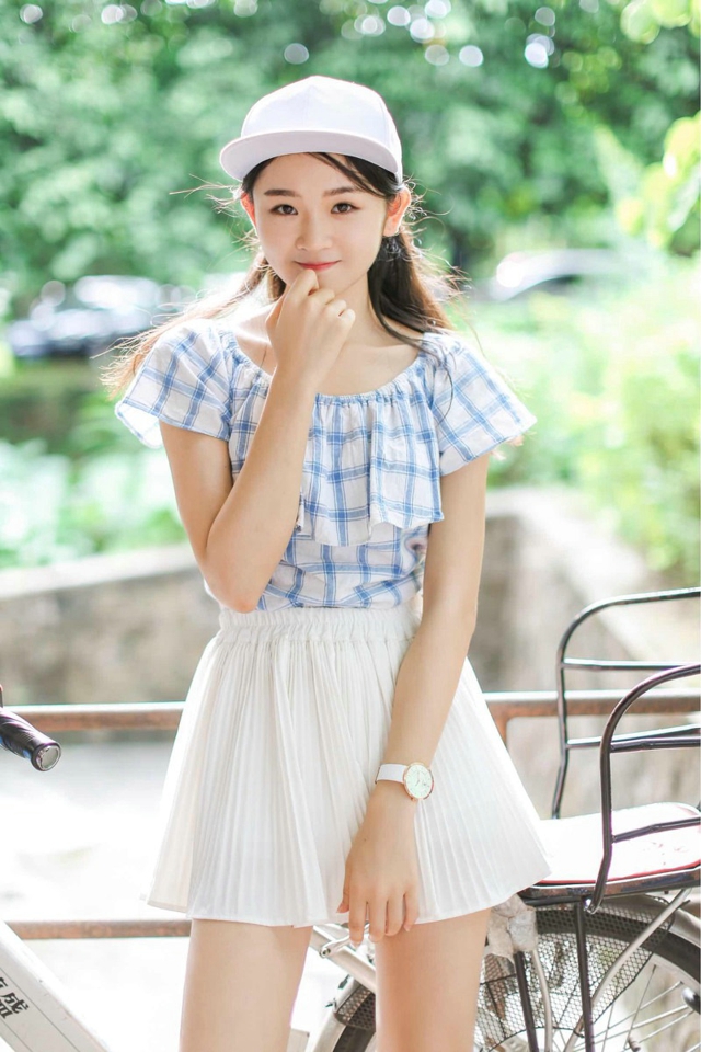 俏皮少女清新活力户外迷人写真图片