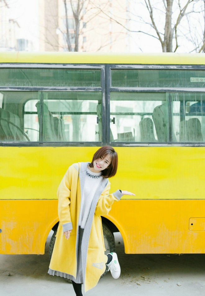 阳光甜美元气少女走街