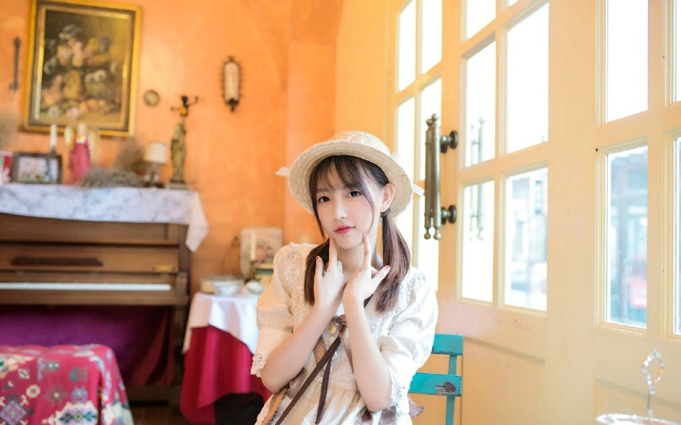 餐厅内的可爱少女青春无敌吸睛