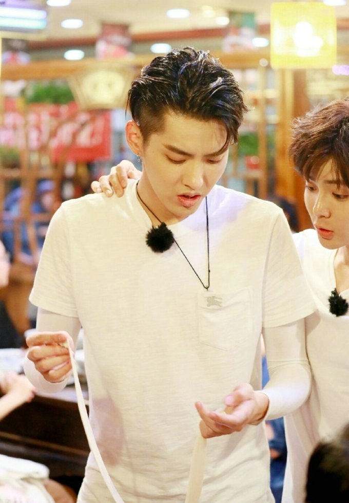 吴亦凡登杂志封面彰显无限的青春和活力