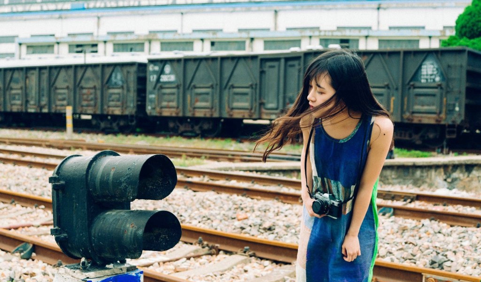 列车上的清纯漂亮少女笑脸阳光写真
