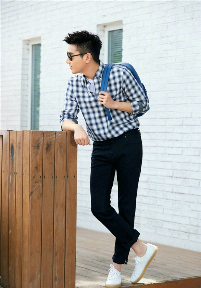 赵又廷机场随性中不乏时髦穿搭态度