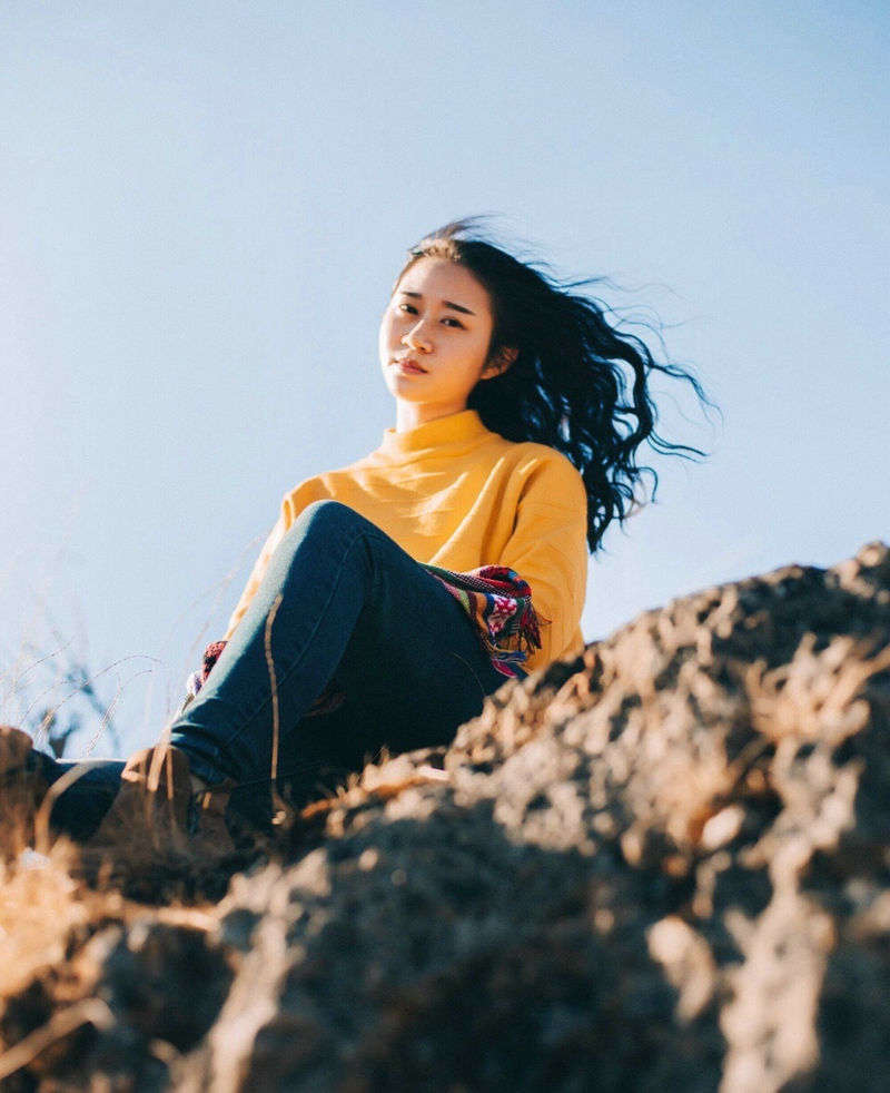 荒凉沙漠中的卷发美女成熟别样风情