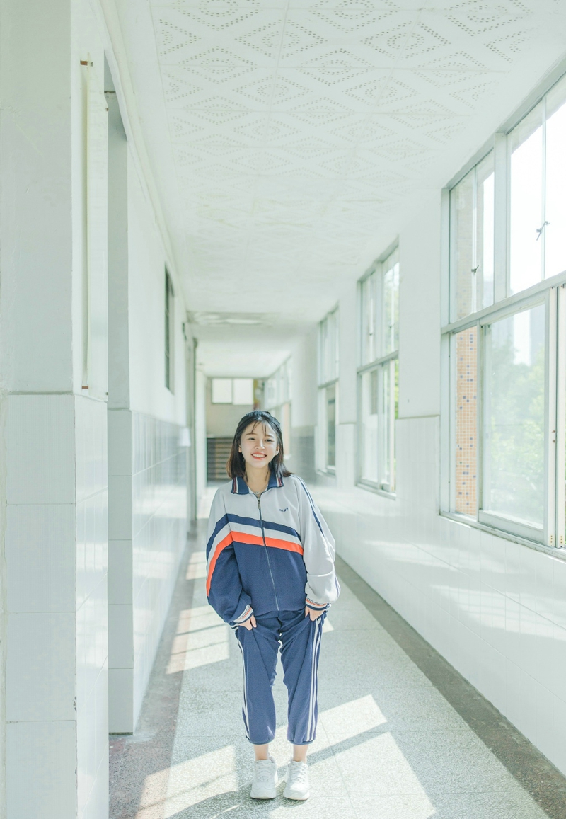 忧郁气质卷发美女自然随性写真