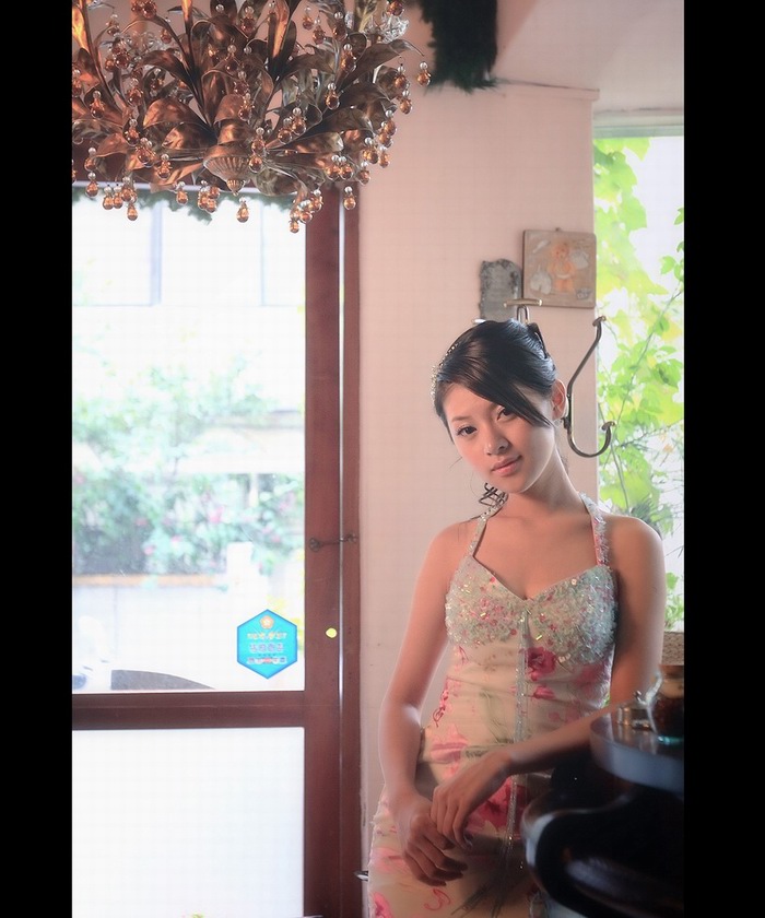 美得令人心醉的酒吧女孩