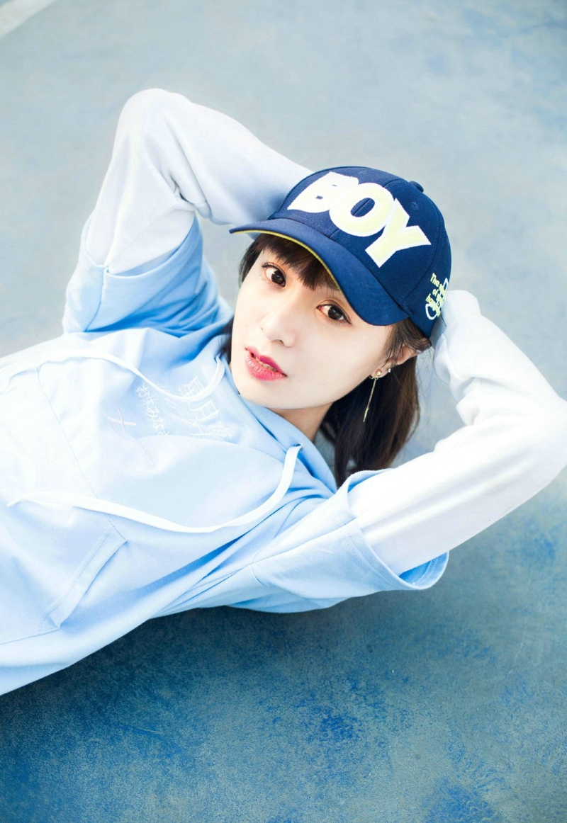 篮球场上的休闲运动范姑娘阳光明媚