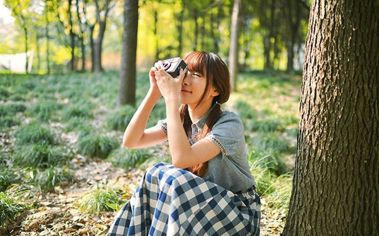 蓝色格子长裙森系美女户外感受自然的清新写真