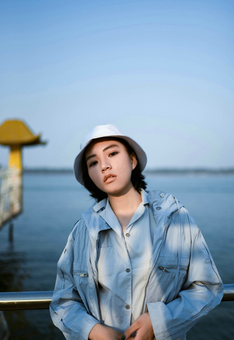 自由随性美女个性高傲阳光素颜写真