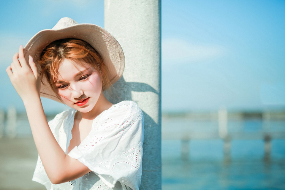 高冷清秀美女户外阳光照动人写真