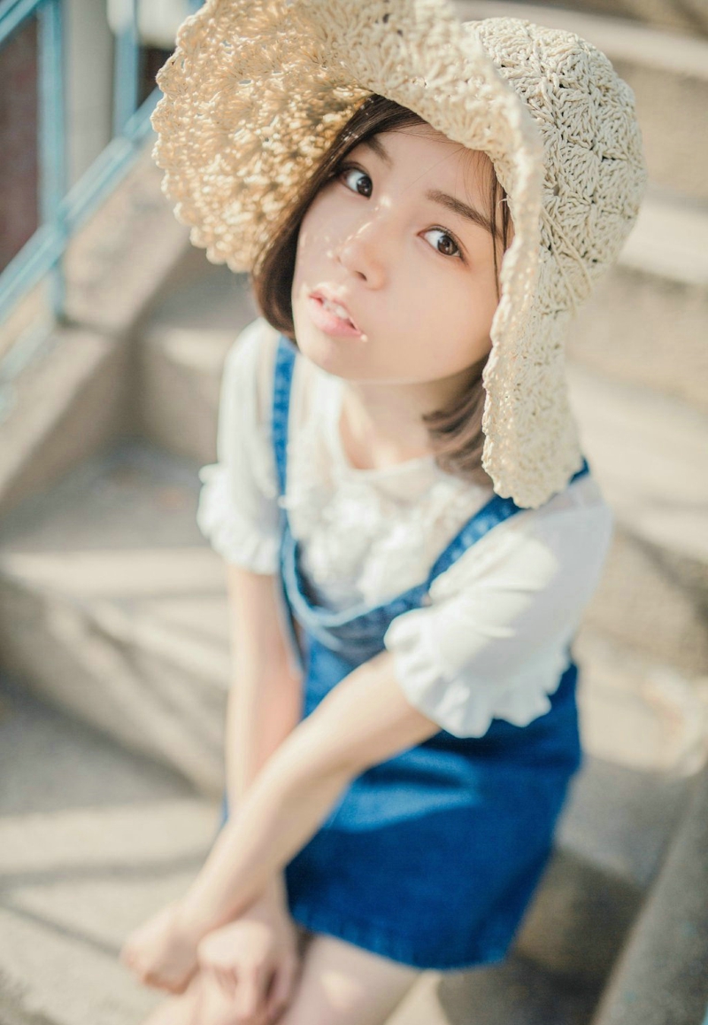 阳光户外草帽少女背带裤清爽可人