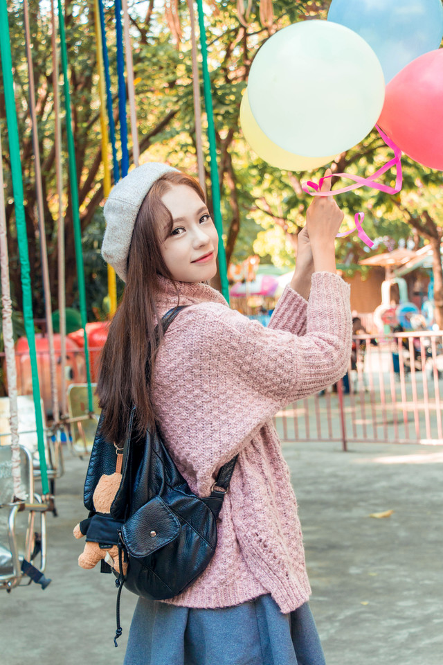 清凉夏日麻花辫少女面若桃花大口吃瓜