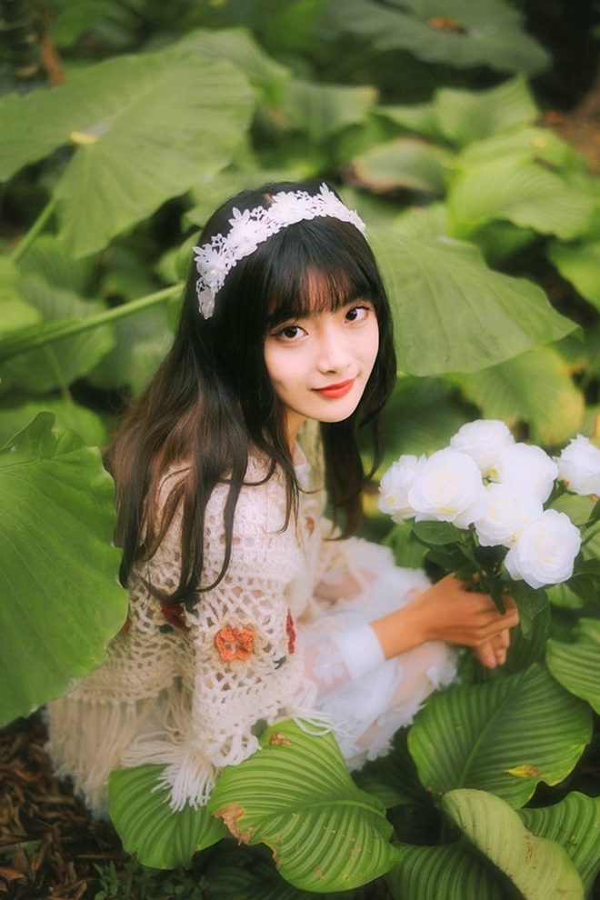 森林清纯娇嫩白衣美女