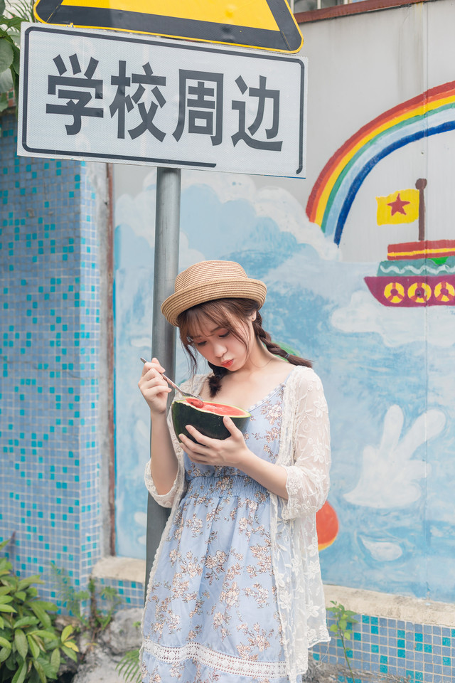 清凉夏日麻花辫少女面若桃花大口吃瓜