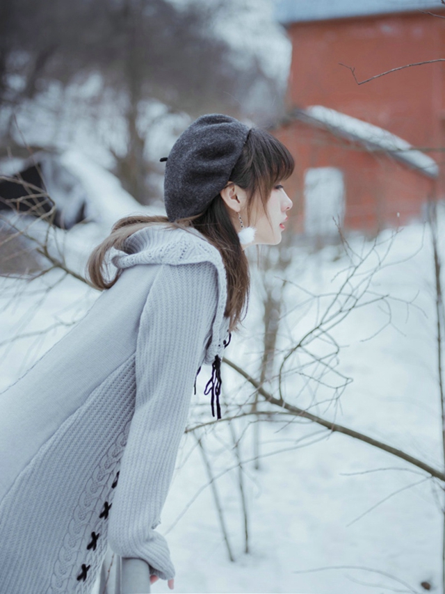 清纯甜美美女雪中漫步