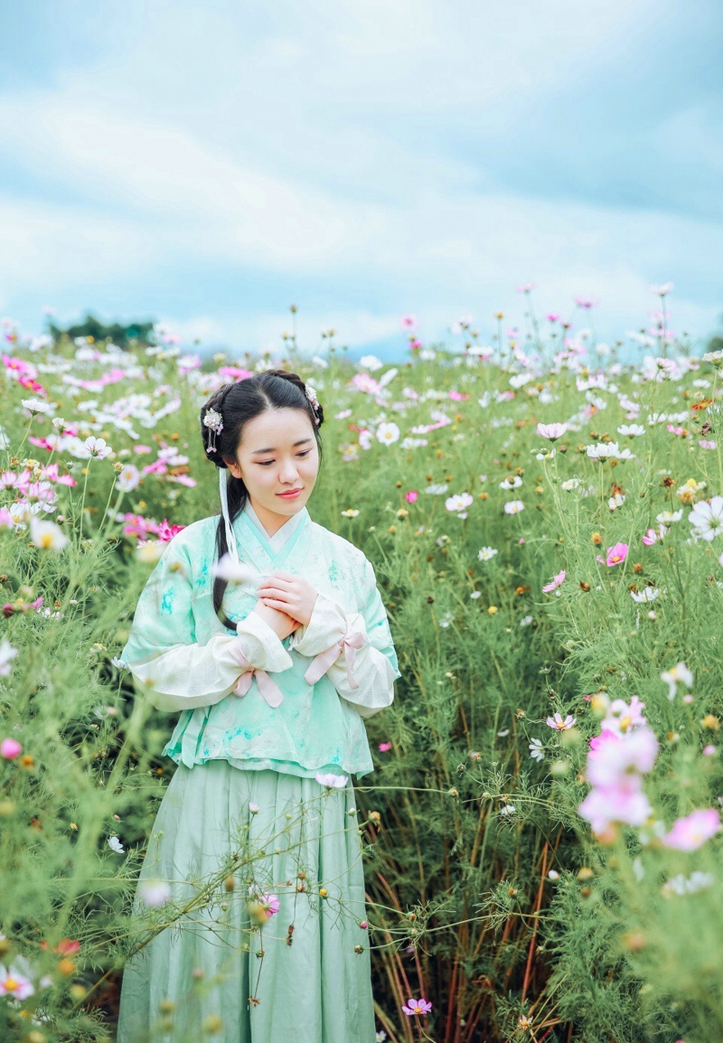 柔美汉服美女逆光下美腻迷人