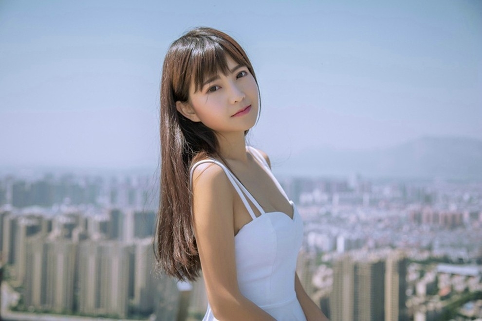 甜美女孩穿无袖白裙可爱清纯天台唯美高清气质写真