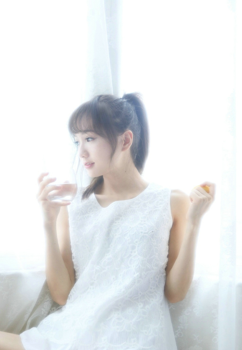 纯白私房内的马尾清纯姑娘柔美娇嫩写真