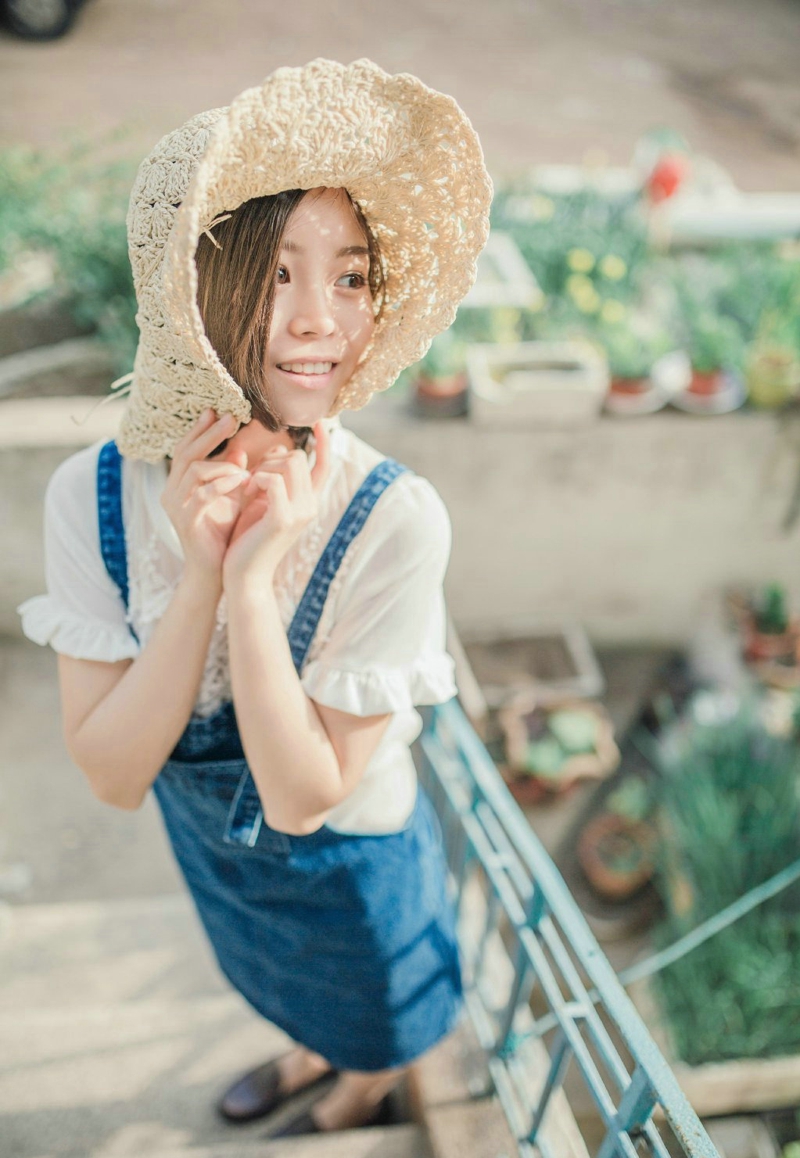 阳光户外草帽少女背带裤清爽可人