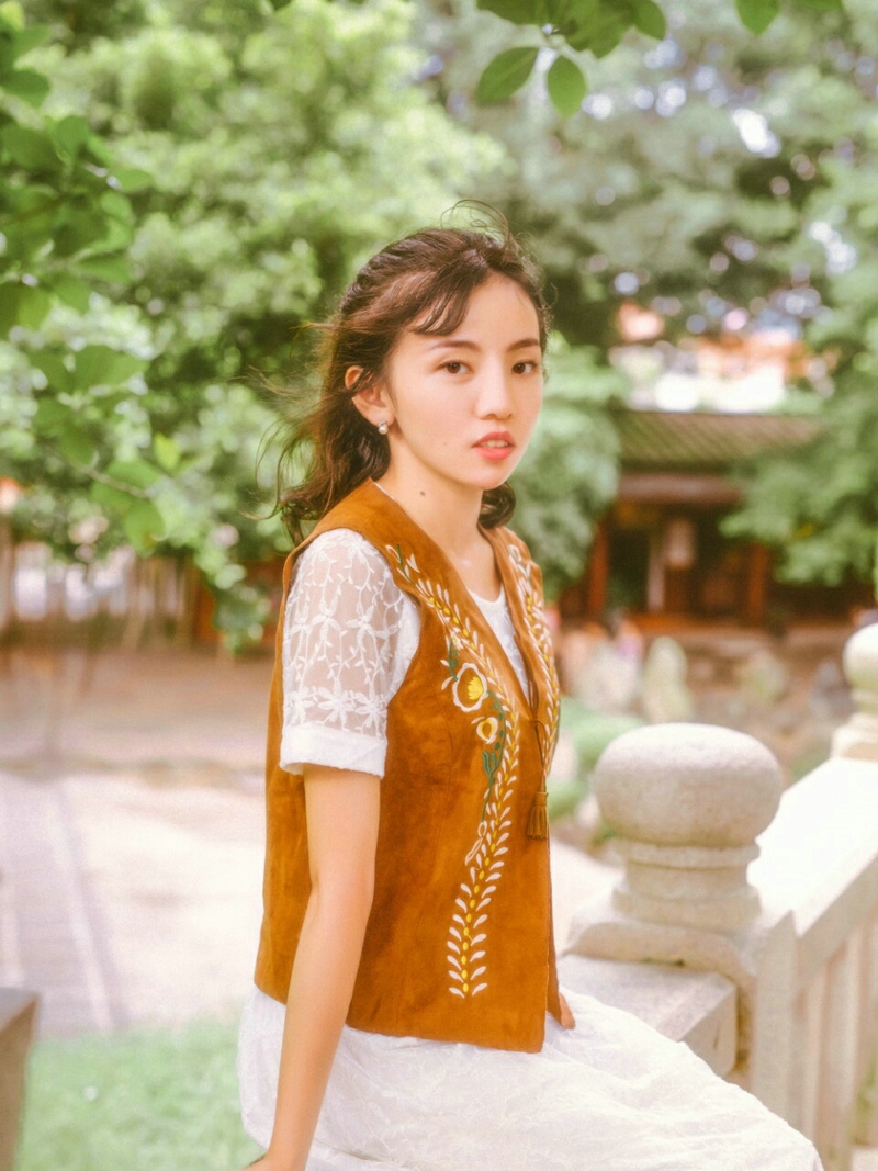 阳光下的高颜值气球美女娇美又迷人