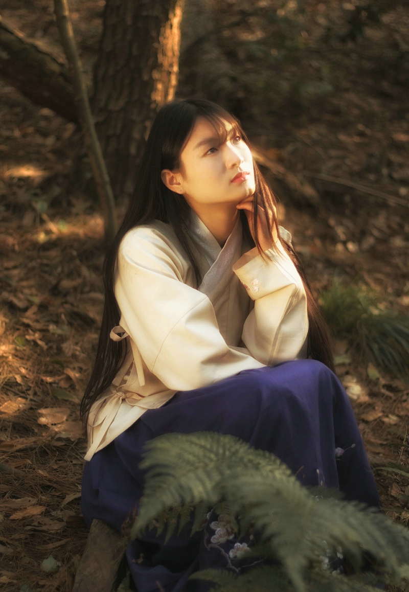 花丛中的毛衣美女气质眼神迷离写真