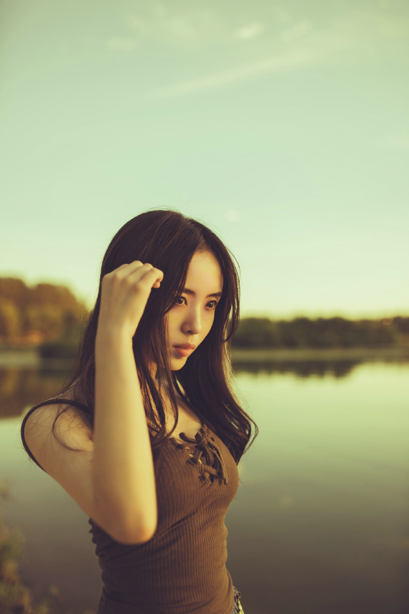 清爽妹子逆光下笑容灿烂温馨写真